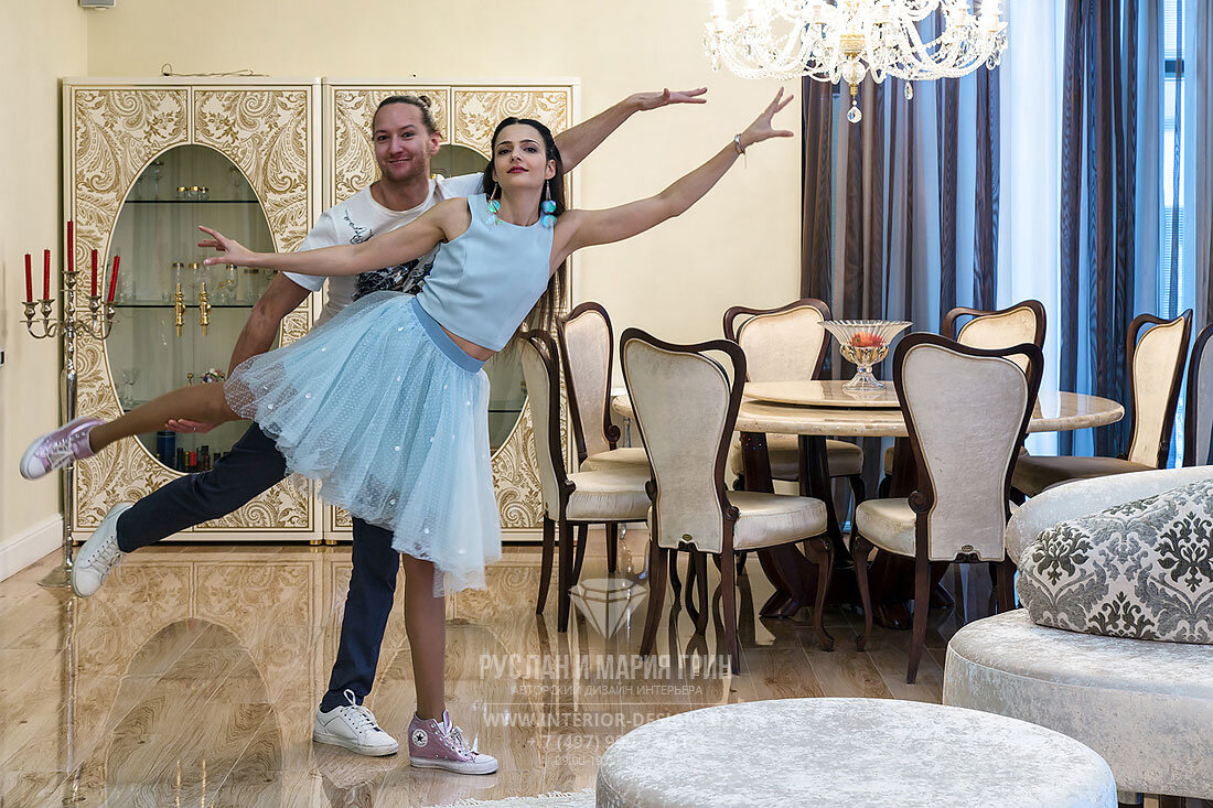 На фото:  Руслан и Мария Грин в доме, отремонтированном по дизайн-проекту дизайнеров