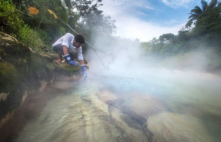 

Впервые будущий геолог Андрес Рузо услышал о реке в Майантюяку от своего деда. Он рассказал ему историю о испанских конкистадорах, которые убили последнего императора инков. Затем солдаты отправились в джунгли Амазонки в поисках золота, в город под названием Паитити - мифический золотой город инков, Эльдорадо, Золотой город на испанском языке. По возвращении те, кто выжил, рассказывали ужасные истории об отравленной воде, мощных шаманах, деревьях, которые скрывали солнце, пауков, которые ели птиц, змей, которые ели людей и кипящую реку.
