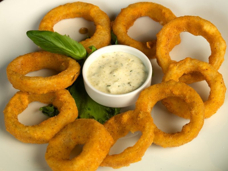 Хочу предлажить вам рецепт вкусной закуски, которая быстро готовится, а получается вкусной. Это луковые кольца в кляре. 