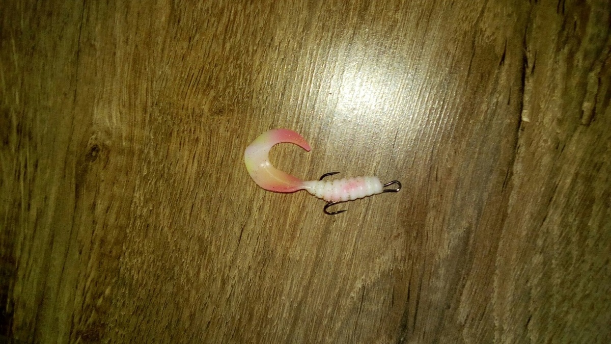 Вот тот самый крючок двойник , на который одевается твистер (твистер можно использовать любого цвета , но все же лучше будет если твистер будет белого либо зеленого цвета ,окунь и судак любят эти цвета).