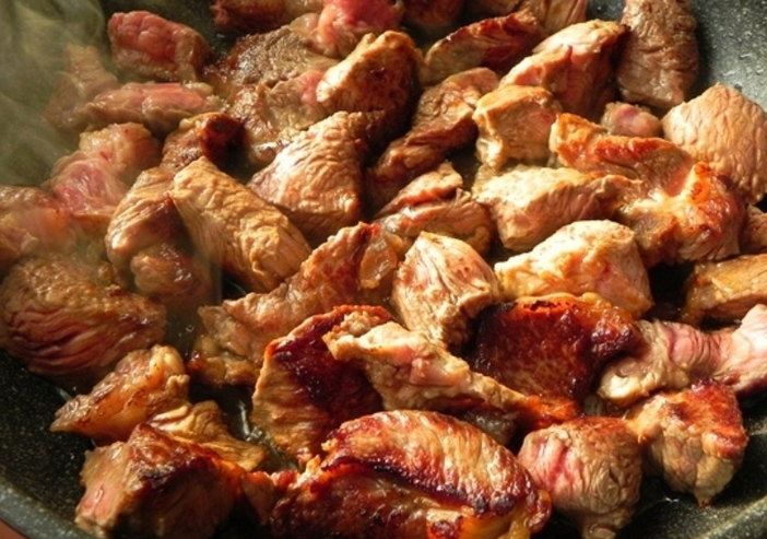 Жареное мясо с луком на сковороде