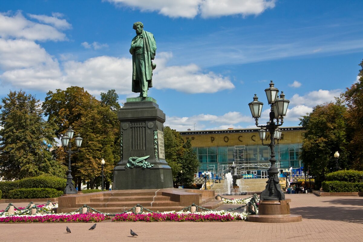 Памятник пушкину на тверском бульваре в москве