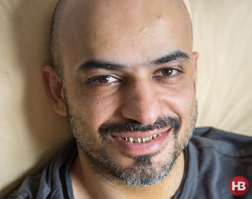 После того, как ему сломали челюсть, Мустафа стал критически смотреть на Мир...