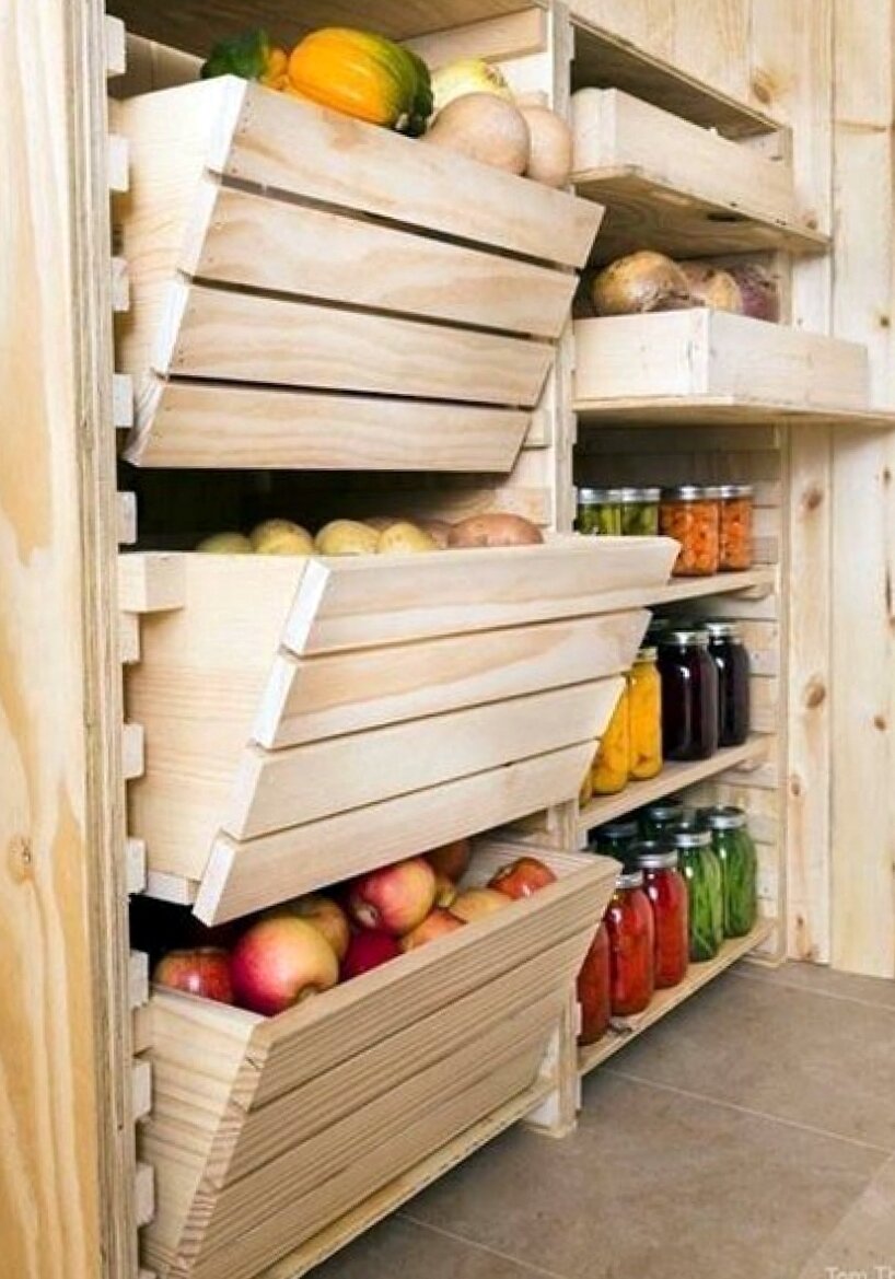 Хранение свежих овощей и фруктов в ящиках очень удобно: хорошее проветривание, занимают меньше места.