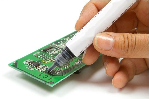 С помощью токопроводящего клея приклеивают полупроводники к микросхемам