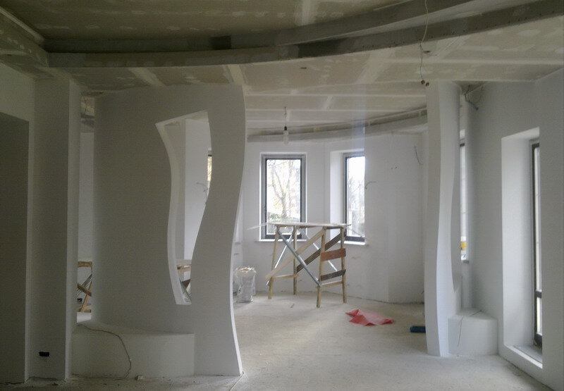 Каждый грамотный строитель при возведении частного особняка тщательно продумывает внутреннюю структуру помещения. Особое внимание при этом уделяется перегородкам внутри особняка, которые позволяют выполнить зонирование, изолируя раздельные комнаты или же части помещения. В кирпичных строениях логичнее использовать для перегородок данный материал. А в деревянных помещениях роль таких перегородок должные выполнять древесные конструкции. Хотя сегодня уже существует материал, подходящий под любые типы строений. Речь идет о гипсокартоне, который идеально выполняет перегородочные функции.  
Наиболее важным преимуществом гипсокартонных перегородок считается отсутствие необходимости выполнения штукатурных отделочных работ. Сначала устанавливаются металлические каркасы по уровню, на которые монтируются гипсокартонные листы, имеющие идеальную плоскость. Когда монтажные работы подобных перегородок будут завершены, можно прямо выполнять покрасочную отделку. Еще одним преимуществом считается быстрота монтажа таких конструкций. Чтобы возвести кирпичную перегородку, а затем оштукатурить ее, потребуется не менее пары недель. А вот гипсокартонные листы монтируются всего за несколько часов, когда все требуемые материалы будут завезены. Что касается стоимости гипсокартона, она обойдется вдвое дешевле кирпичных аналогов. 

Подобным образом, использование гипсокартонных перегородок сегодня считается не только наиболее доступным вариантом, а также особо выгодным решением. Однако на этом перечень преимуществ данного материала не заканчивается. Гипсокартонные перегородки не являются просто плоскими стенами. Сейчас можно приобрести разнообразные декоративные гипсокартонные листы, позволяющие оформить внутренние интерьеры с использованием наиболее причудливых способов. После изучения возможностей гипсокартона, владельцы дачных особняков не задумываясь выбирают данный материал для перепланировки. Листы из гипсокартона легко изгибаются, позволяя создавать криволинейные плоскости. А этом позволяет использовать наиболее оригинальные дизайнерские решения. 

Гипоскартон отличается огнестойкостью, он дышит и является абсолютно нетоксичным материалом. После сборки металлического каркаса, мастера крепят к ним листы. Если в помещении отмечается повышенная влажность, лучше подобрать влагостойкие образцы гипсокартона. Необходимо обвесить каркас с обеих сторон. Посередине специалисты укладывают утеплитель, который может быть из минеральонй ваты или же стекловаты. Перечисленные материалы также выполняют звукоизоляционную функцию. Окраска гипсокартонных стен допустима в любые цвета или же оттенки. Даже без подобной отделки такие поверхности будут выглядеть идеально.