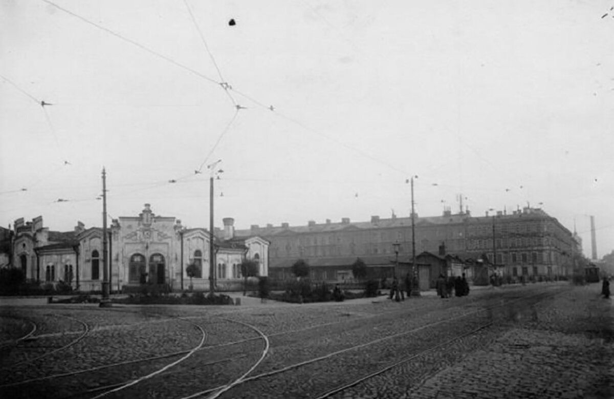Фотография Финляндского вокзала. Предположительно 1914 год. То же место. Финляндский вокзал. Октябрь 2018 года.   Первое здание вокзала было построено в 1870 году по проекту архитектора П.