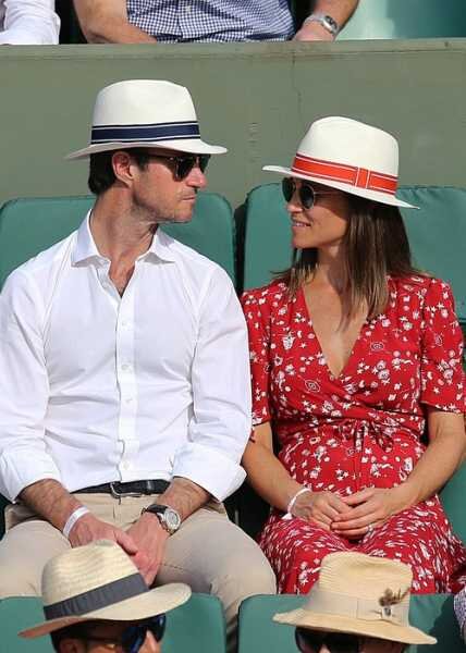 Прибытие Пиппы в родильное отделение не было запечатлено фотографами. Только  16 октября появились первые снимки, на которых ее муж вносит две большие сумки в родильное отделение.