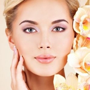 Jet  Peel – это специальный аппарат для проведения газожидкостного пилинга. С  помощью этого приспособления в ходе процедуры полезные вещества из  состава проникают в глубокие слои кожи без инъекций и каких-либо других  травмирующих контактов.