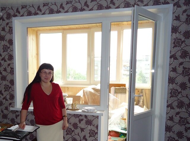 Дизайн штор, ламбрекенов, аксессуаров полностью должны соответствовать характеру и настроению комнаты. Поэтому портного-дизайнера нужно пригласить на дом, чтобы оп­ределиться с расцветкой, текстурой, моделью штор и оформить дизайн-макет Вашего окна (в масштабе, по размерам) и рассчитать количество требуемой ткани. Срок изготовления у таких портных - от 3 до 5 дней со дня получения ткани.
