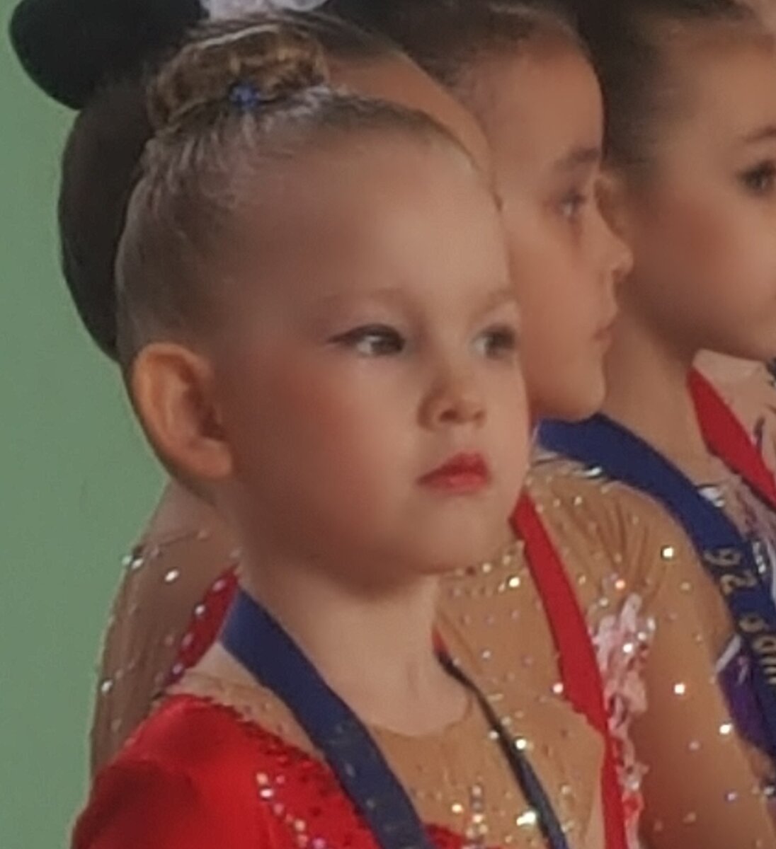 Сюзанне 5 лет. Первые соревнования. Незнаю почему,но мне тогда показалось..характер есть. Тот самый боевой))