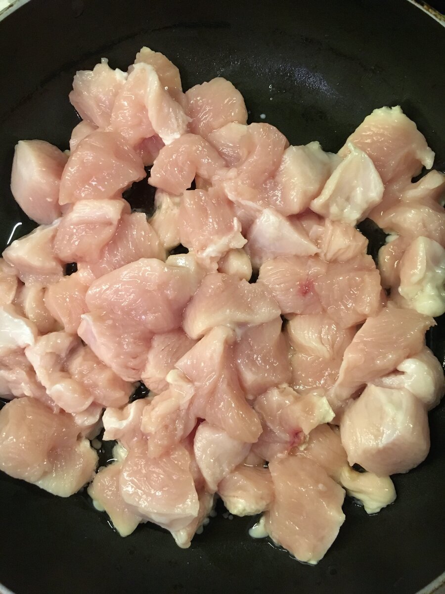 Нарезаем филе кусочками и обжариваем до готовности на сковороде (5-7 минут), добавляем щепотку соли и специи по вкусу.