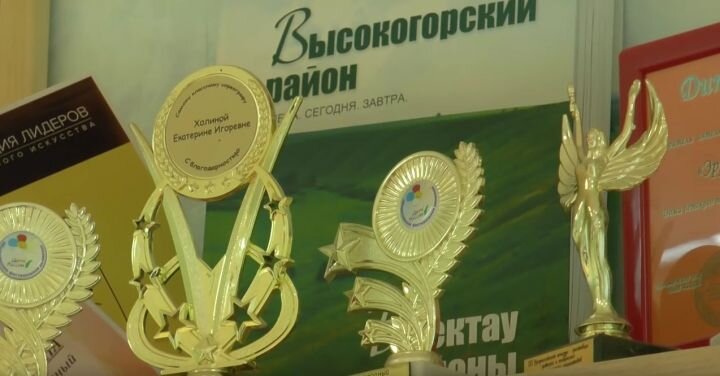 Команда КВН «Мандарин» продолжает покорять большую сцену. Наши  таланты приняли участие в Юниор-Лиге в городе Самара, где за звание  лучших сражалось 23 команды. «Мандарин» выступил достойно и удостоился  Гран-при, тем самым попал в сезон Самарской Юниор-Лиги.     