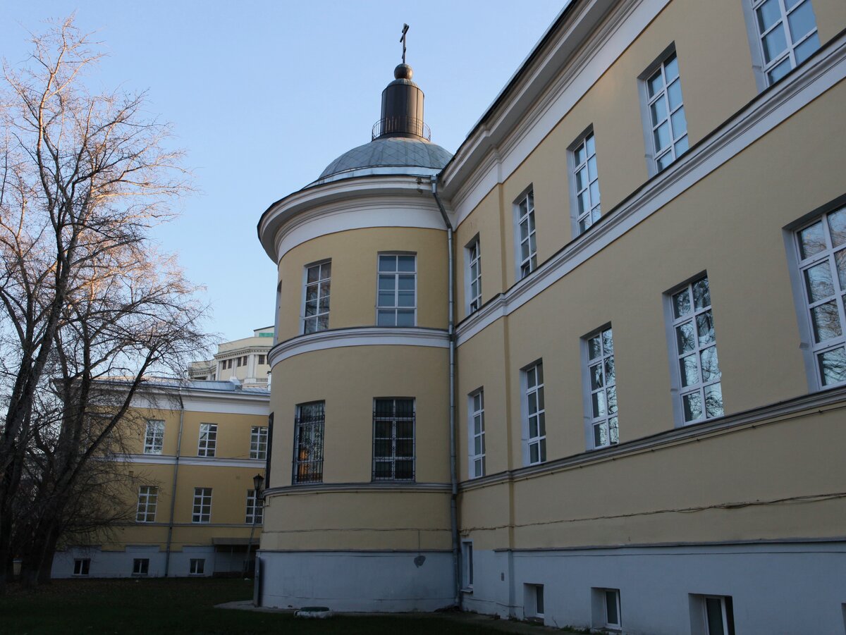 Фёдора Михайловича крестили в больничной церкви святых апостолов Петра и Павла (она видна только с заднего двора). Каждое воскресенье он ходил с родителями на службу. 