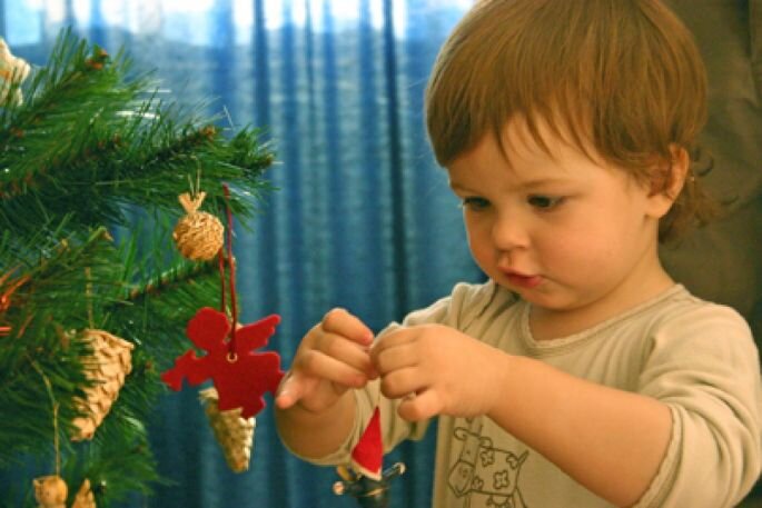 Украшаем новогоднюю красавицу вместе с детьми