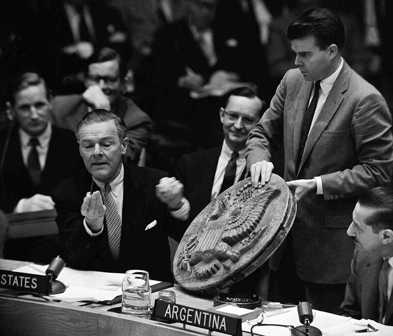 Посол США в ООН Генри Кэбот Лодж — младший (слева) демонстрирует панно с подслушивающим устройством Термена внутри, 1960 год
