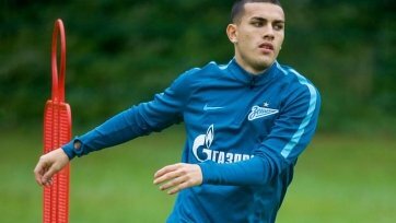 Фото: fc-zenit.ruРанее сообщалось об интересе к Паредесу со стороны «Милана». В конкуренты итальянцам «нарисовались» французы.
