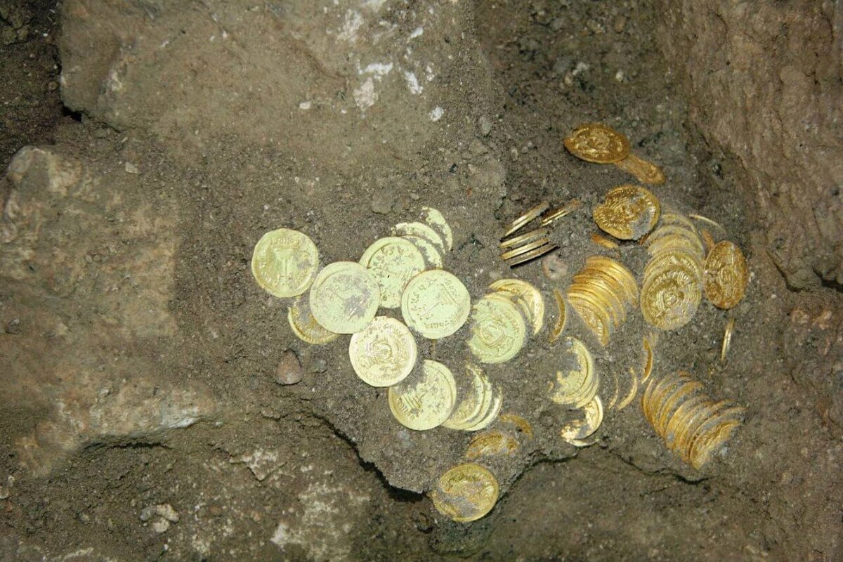 Качество найденного материала. Находки кладов золота. Монеты найденные в земле. Клад в земле. Археологический клад.