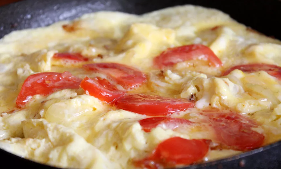 Омлет на сковороде с молоком и помидорами и сыром рецепт с фото