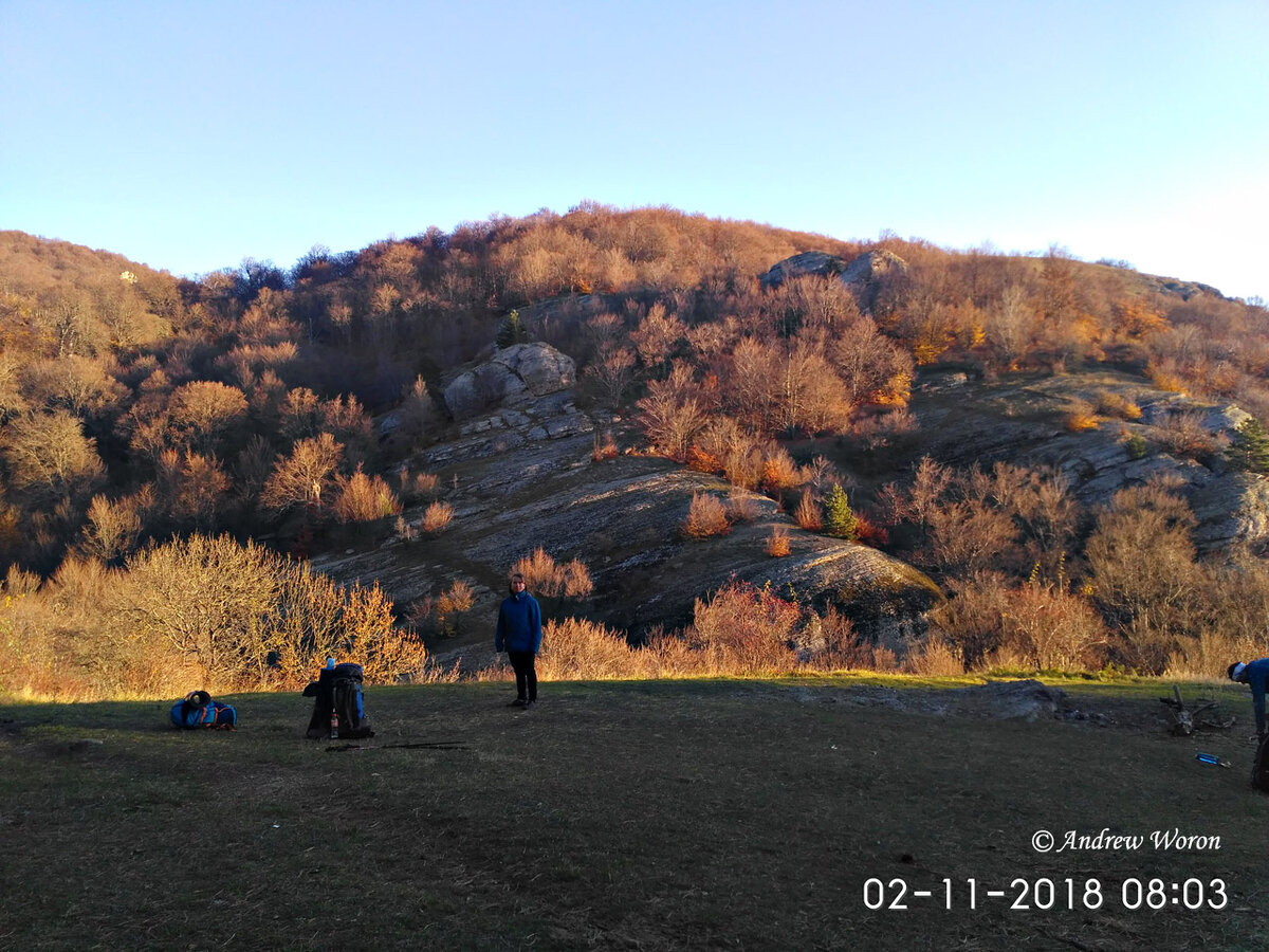 Стоянка и горы вокруг