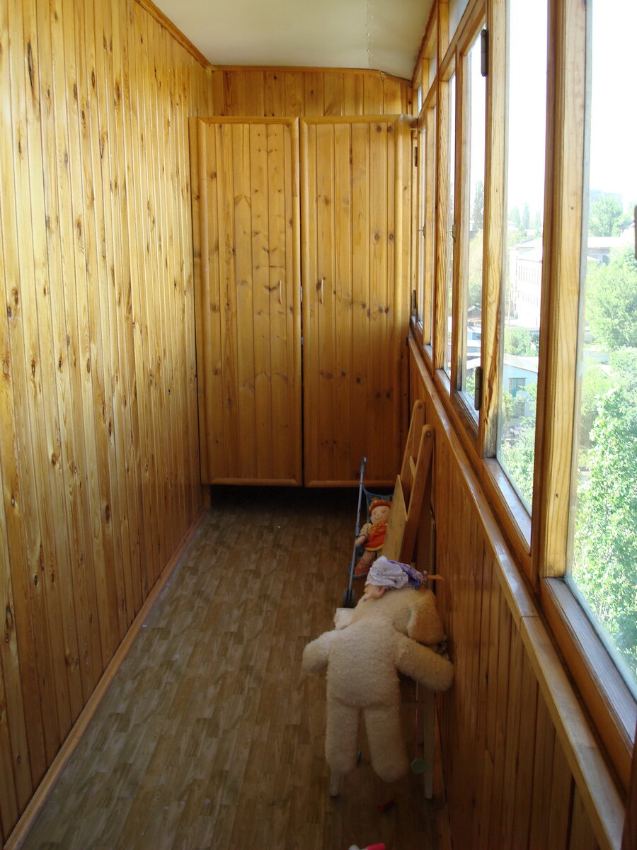 На этом фото можно увидеть, как выглядела лоджия до ремонта. Согласитесь, совсем неплохо... Однако, хозяева хотели лоджию утеплить, а заодно и обновить дизайн.  