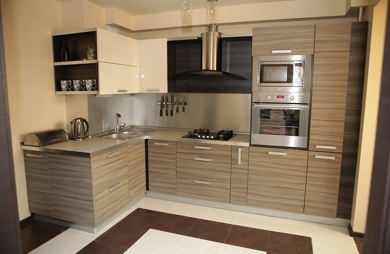 Кухонная мебель эконом-класса с фасадами из панелей ламинированной ДСП.