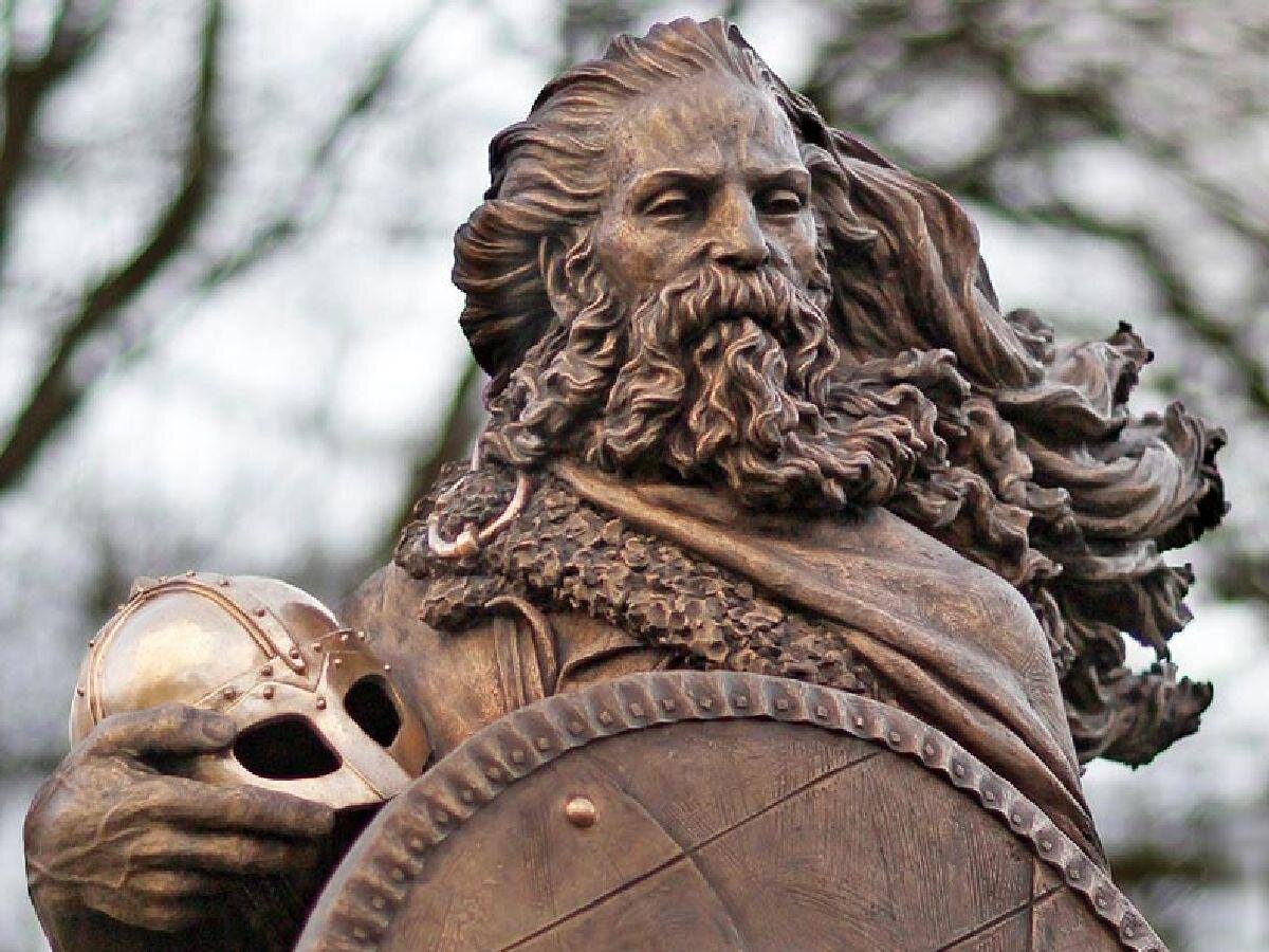 Памятник Харальду I в Осло. Здесь он явно косматый.