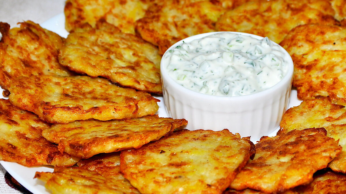 Рецепт драники картошка фарш. Драники с фаршем и картошкой. Драники с фаршем и картошкой в духовке. Драники картофельные с фаршем на сковороде рецепт. Драники с фаршем рецепт с фото пошагово на сковороде