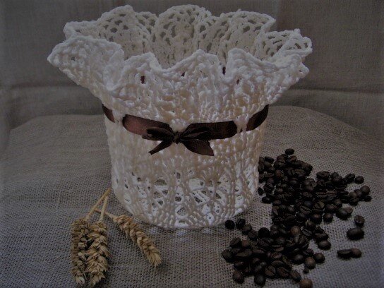 Конфетница из салфетки связанной крючком