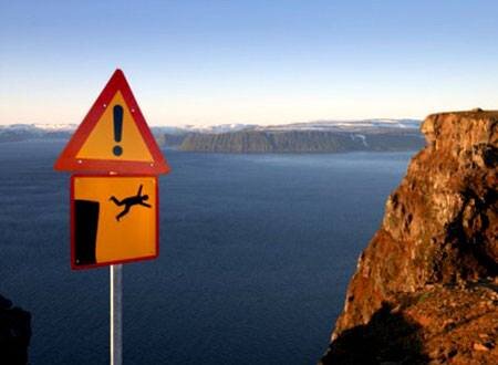 На этом знаке предупреждают, что прыгать со скалы без парашюта запрещено.