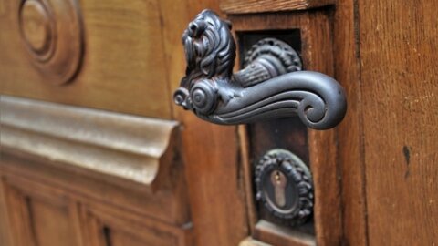 Допускается ли принятие наследства по истечении шести месяцев после смерти наследодателя?