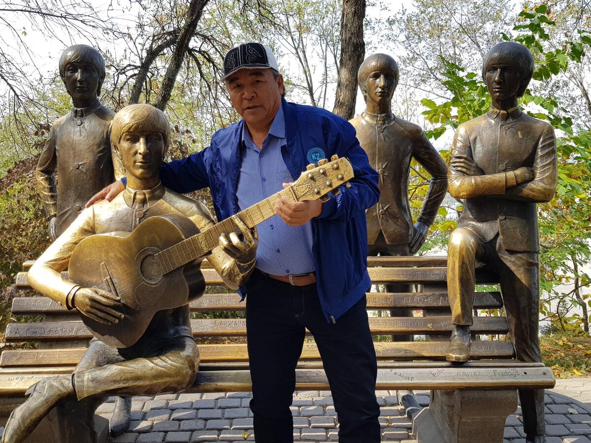 Ассалаумағалайкум друзья, о том о сем, вспоминается 1995 год, зимний период времени..ко мне в кабинет постучался и зашел начальник угро Артык Рузметов. На повышение его выдвигали за оперативность и смекалку, которую он показал будучи старшим оперработником отдела, образование также соответствовало требованиям, высшее специальное (ТВШ МВД СССР) , удовлетворяли и его человеческие качества...мягкий, контактный и располагающий к себе сотрудник.                 По его виду стало понятно, что -то произошло, так и есть, из его доклада выходило: к нему в кабинет позвонил его знакомый по имени Ибадулла (коротко Иват) и просил приехать к нему домой.Он жил по ул.Ашхабадская, котора распологалась на южном, недалеко от отдела внутренних дел. 
                 Он был взволнован и показал на оконную раму, которая была распотрошена и на портрет Президента Ниязова, также имевшем следы воздействия инородных предмета.
                  Час тому назад, рассказывал он, лежал в этой комнате на диване и смотрел телевизор, вдруг кто то произвел выстрел в окно, не поняв, что это быстро выглянул в окно и увидел зятя, мужа сестры, Нурика, который убегал с обрезом на руке. Вот решил позвонить и как быть теперь...написать заявление категорически отказался, при этом высказывая, что сам разберется с этим наркоманом. Артык оставил своего водителя Сашу охранять место проишествие приехал и докладывал об этом событии.
                 Вызвав по Косу (коммутатор оперативной связи) зам.по оперработе Сапаралиева Н.Г. и поручив немедленно создать оперативно поисковую группу по поимке Нурика, распорядился направить по месту жительства Ибадуллы, следственно оперативную группу ГОВД, с участием дежурного следователя прокуратуры города.Материалы оформить рапортом Рузметова А.Ш. и зарегистрировать в книге проишествии.
                  Вскоре группа выехала на место проишествия, прибыв с прокурором города Атаевым А.А., мы убедились, что действительно имел место  выстрел из оружия, эксперт криминалист ГОВД Нурметов Дж. Тщательно фотографировал и изымал пулю картечь из портрета Президента...некоторое время спустя явились и две сетры Нурика, его отец, которые затем были препровождены в ГОВД, для проведения опроса.
              Из первоначальных пояснений отца Нурика стало известно, что придя домой, его сын Нурик был очень взбударажен, сказал, что застрелил брата жены,Ивата у него дома, теперь сам застрелится на могиле своей матери в Ахун Боба...забрав деньги и документы,  выбежал вместе с обрезом на руках.            Группа по задержанию также направлена по месту захоронения матери в могильник АхунБоба, но там его не оказалось, после чего была организована засада, на месте возможного прибытия...
             Поисковые меры по городу и у родственников положительных результатов не дали, но спустя трое суток, Артык получил информацию, что Нурик выехал в Хиву к родственникам, куда и выехала группа по поиску и задержанию во главе с начальником угро. 
              Связь сотрудников органов внутренних дел между Хорезмской и Ташаузской областями была налажена хорошо, начальник ГОВД  Алым Курбанов как раз находился в кабинете и с объятиями встретил Артыка, который вкратце рассказал ему о поиске вооруженного преступника в Хиве, где живут его родственники и что родственник является директором Хивинского хлопзавода.Совместный с ними поиск не привел к установлению и задержанию, в связи с чем пришлось обращаться прямо к начальнику УВД Хорезма.
             Генерал Худайбергенов Турсун ага встретил их и внимательно выслушал Артыка, не задавая ни единого вопроса, а затем позвонил тутже начальнику Хивинского ГОВД, потребовав в течении часа доставить лично к нему директора Хлопзавода.
              В указанное время, явившись обратно в кабинет генерала, увидели, что за ними входят также и ожидаемые лица . Начальник УВД был краток и сух, с жестким тембром в голосе сказал, ни вам ни мне не нужны проблемы с вооруженным вашим родственником, убийцей, но директор попросил попить и после этого оставить его один на один с начальником. Он информировал, что Нурик неделю назад приехал к ним домой и рассказал, что застрелил Ивата, директор, его дядя, услышав об этом выгнал его из дома, к тому времени он  был осведомлен, что Ивату пуля не попала. Заручившись, что в случае его появления он его приведет сам и при них по городскому телефону созвонился с одним из родственников, попросив того оказать помошь работникам полиции в задержании Нурика.
              Поблагодарив руководство Хорезмского УВД, группа возвратилась в Ташауз и поиск продолжался. Вот очередной звонок в кабинет Артыка, информатор сообщал, что Нурик явился недавно к брату по ул.Шевченко...группа захвата во главе с зам.по оперработе Сапаралиевым Н.Г. выехала по указанному адресу.Дом окружен, Артык постучался к брату Нурика, Нураддину, подошедшая невестка спросив кто, открыла дверь по указанию Нураддина. Артык вошел в комнату, Нураддин громко начал говорить, что Нурика дома нет, но тут в соседней комнате заплакал ребенок и он резко прошел в ту комнату, где в углу стоял Нурик с ребенком, а в правой руке у него был обрез...
                   Он грозился застрелить ребенка, если полиция не покинет дом, Артык уверял его, что этого делать не следует, никто не убит, срок то будет небольшим и что в дальнейшем он окажет ему содействие...отпусти лучше ребенка, оставь обрез...после долгого уговора, да и мальчик беспрестанно плакал, он отпустил его на пол, ребенок плача пошел к матери, которая с плачем кинулась к нему...продолжая держать обрез наготове, Нурик долго угрожал ему, Артык все незаметно подкрадывался к нему, говоря, ты успеешь сделать всего один выстрел, что дальше, второму выстрелу не быть, тут в окошко Сапаралиев Н.Г. выставил автомат АКМ...Резко одним движением Артык бросился всем телом на руки Нурика и успел схватить обрез и тут получился выстрел, который разнес пол вдребезги, дальше все было мгновенно, Алишер Абдуллаев и группа японский взвод накрыли задержанного...обрез Артык уже не выпускал из рук.
               Так был задержан вооруженный преступник. Неприязнь к брату своей жены он объяснял тем, что она жалуется, будто он, Нурик, занимается потреблением наркотиков, а Иват хотел забрать сестру из за этого ,от него.
               Отбыв половину срока наказания он был выпущен на свободу условно- досрочно, но умер от передозировки наркотиков...Скончался и Иват от болезни, а их сестры, были задержаны за реализацию крупной партии наркотиков (23кг героина сестра Нурика и 12 кг.героина сестра Ивата) которые осуждены к длительным срокам заключения...