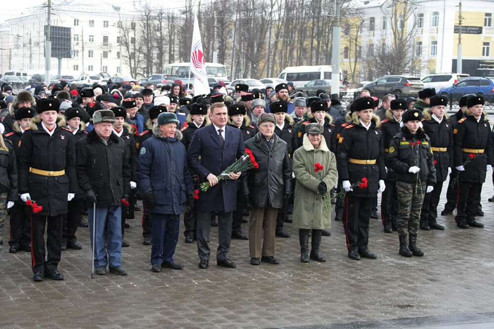 Жители города возложили цветы к памятнику героическим защитникам Тулы в 1941 году. Церемония состоялась   22 февраля, накануне Дня защитника Отечества, на площади Победы.