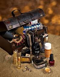 Наперсник иудейского Первосвященника это холщевая сума или твердая пластина, на которых закрепляются в золотой оправе 12 драгоценных камней по 3 в каждом ряду. Каждый камень символизирует принадлежность к одному из Колен Израилевых 
Колена - это племена потомков сыновей Иакова, патриарха, который со своими 12 сыновьями положили начала израильским племенам. Это основное положение Священного Писания об образовании Народа Израилева.
Сыновья Патриарха появились от двух жен и трех наложниц в короткое время и подрастали как одно поколение, также быстро женились и производили детей, каждый в своем колене.
На камнях вырезались имена сыновей Иакова, и по своим признакам эти драгоценные камни соответствовали их  поступкам и характерам.
Надо заметить, что каждая надпись на камне состоит из 6 знаков, таким образом на камнях наперсника помещен весь израильский алфавит.
 По преданию буквы на наперснике зажигались при прикосновении рукой Первосвященника, и таким образом происходило обучение грамоте.

Первый камень в первом ряду наперсника, который одевал Первосвященник при отправлении важных богослужений, был Рубин и он должен был соответствовать жизненному пути одного из сыновей – Рувиму.

В минералогии рубин это разновидность корунда красного цвета. Латинским словом Ruber (красный) или Rubinis  обозначались все драгоценные камни красного цвета, но потом словом Рубин стали называть самый твердый из них. Известно, что корунды по шкале твердости занимают второе место после алмаза.

Рубин вместе с другим корундом, Сапфиром, входит в пятерку самых дорогих драгоценных камней (алмазы, рубин, сапфир, изумруд и жемчуг).Этому камню приписывают особые магические свойства.

Он побеждает в борьбе с силами тьмы и помогает преодолевать страхи.Это камень властных людей с большим чувством превосходства и тщеславия. Рубин может менять свой цвет красного спектра до тёмно-красного и даже до серого, чем предупреждает владельца об опасности или о его неблаговидных поступках.
 Этот волшебный кристалл может уберечь от злобных чар и духов, но может и привлечь их, он может дать счастье и любовь, но может принести и несчастье.
Говорят, что он укрепляет сердечную мышцу, восстанавливает силы, бодрость,   возбуждает сексуальное желание.

Связи свойств рубина с поведением и жизнью Рувима, названного в Священном Писании сыном презрения.

Рувим тяжко согрешил с Валлой, наложницей Иакова и навлек на себя гнев умирающего отца, который проклял его за то, что «взошел на ложе отца своего, ты осквернил постелю мою...». За это, даже будучи самым старшим из сыновей Иакова, он был лишен звания первородства и Патриарха. После рождения четырех сыновей больше дети не появлялись и колено Рувима не стало самым многочисленным.

Как и его камень, Рувим проявлял и решимость и мужество. Когда было решение всех братьев убить одного из них – Иосифа, Рувим предложил не делать этого, а просто сбросить его в ров. Он спас Иосифа и возвратил его отцу.Чтобы сохранить жизнь другого брата, Вениамина, Рувим предлагал жизнь своих сыновей.

Но видно, что рубин привлек к Рувиму и несчастье в виде забвения. Когда Иосиф позвал в Египет отца и братьев, Рувима не было в числе приглашенных и после этого следы Рувима затерялись в сером цвете безвестности.

