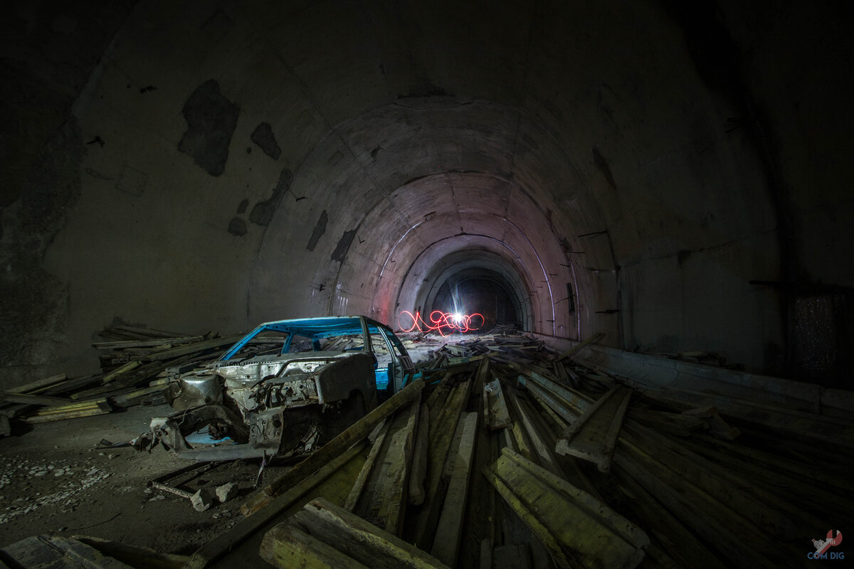 Наткнулись на заброшенный автодорожный тоннель у подножья горы! | ComDig |  Urban Exploration | Дзен