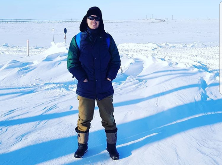 вахтовики. вахтовики на севере. жизнь в вагончике. парни на вахте. работник на севере.