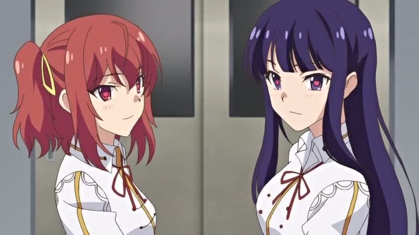 2 девушки, которые безумно влюбленны в главного героя