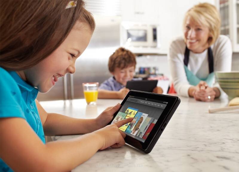 Гаджет для игр для детей. Младенцы андроиды. Стенка планшет. Игровой смартфон в руках. Android детская тема.