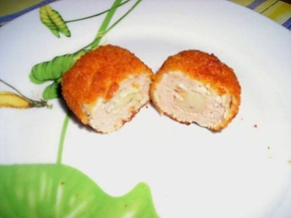 куриный бочонок с начинкой из картофельного пюре в разрезе.