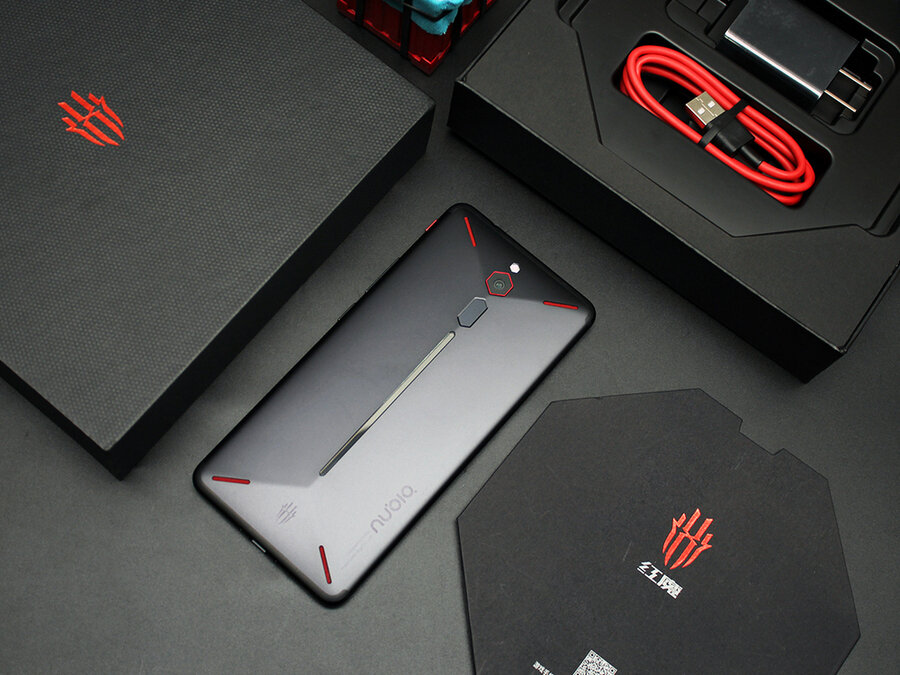 Nubia Red Magic 5g сканер отпечатка. Nubia Red Magic аксессуары. Red Magic 5g бок. Nubia Red Magic 5s в руках.