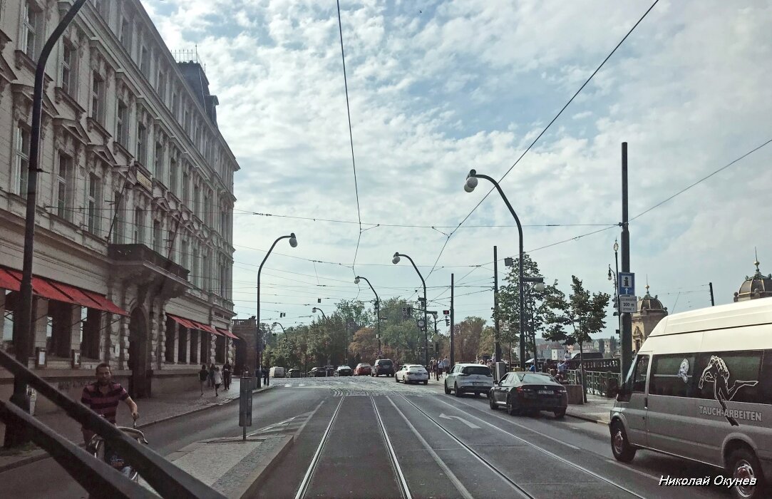 2. Сразу за мостом Легионов въезжаем на территорию района Старе-Место, на фото набережная Сметаны.