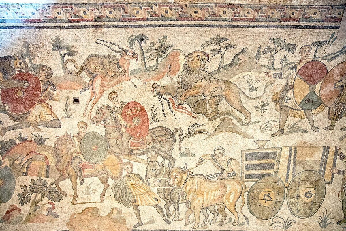 Ауксиларии, охотящиеся на диких зверей. Римская мозаика IV века, Сицилия.
