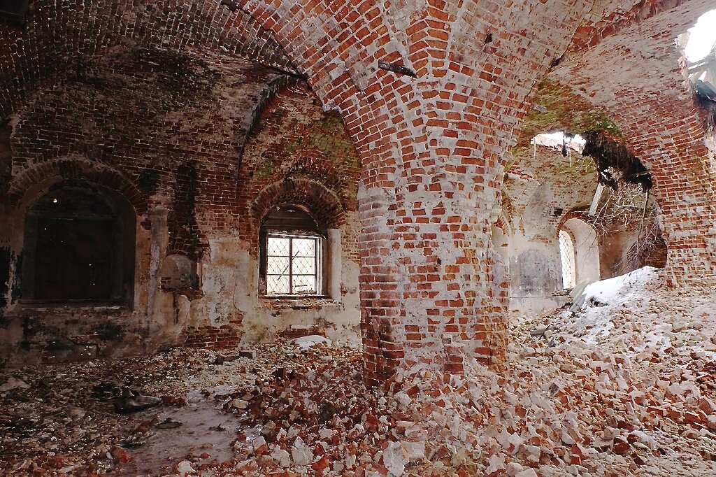 Почему церковь святая. Разрушенный Троицкий.храм Самара. Троицы Живоначальной Церковь Карабаново разрушен. Разрушенный храм в Бежецком районе. Храмы Лефортово разрушенные.