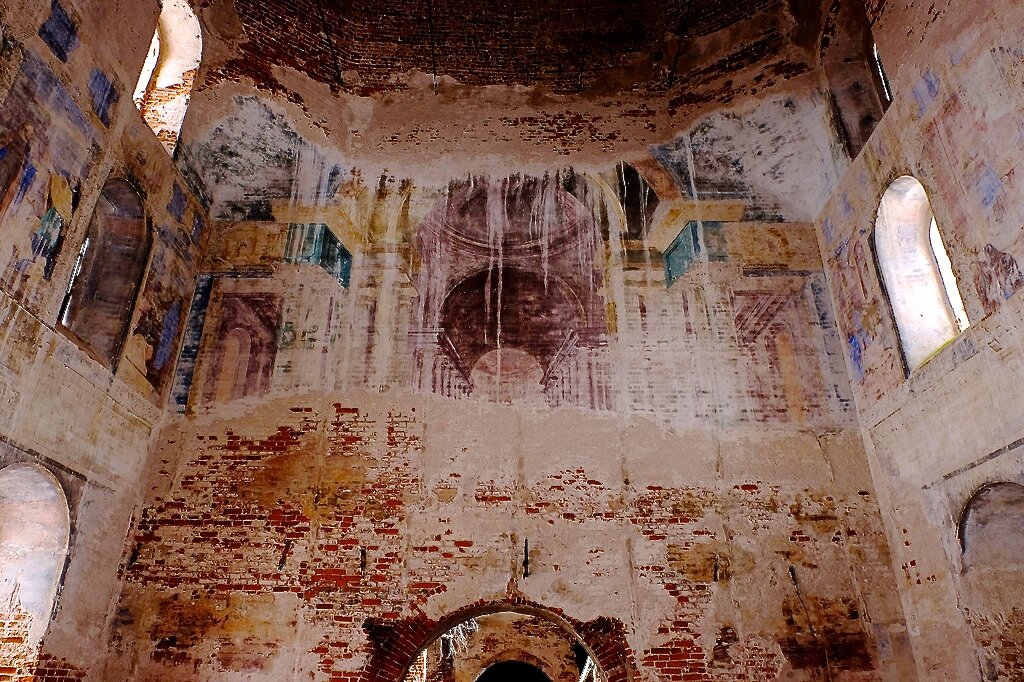 фреска в храме. разрушенные храмы липецкой области. разрушенная церковь с уцелевшей фреской на которой. фреска в разрушенном храме. внутри казанская церковь курба ярославская область.