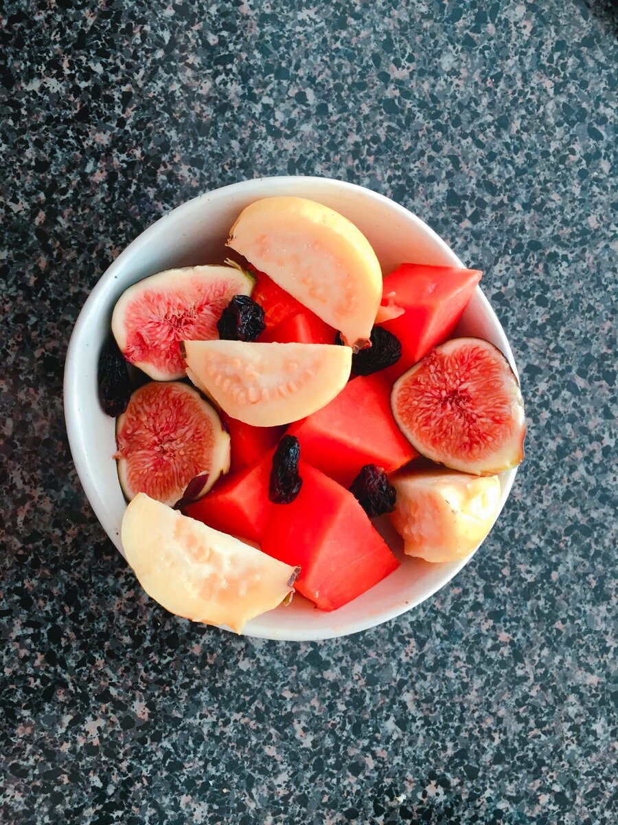 Желтое - гуайява, оранжевое - папайя и компанию им составляют финики и изюм.