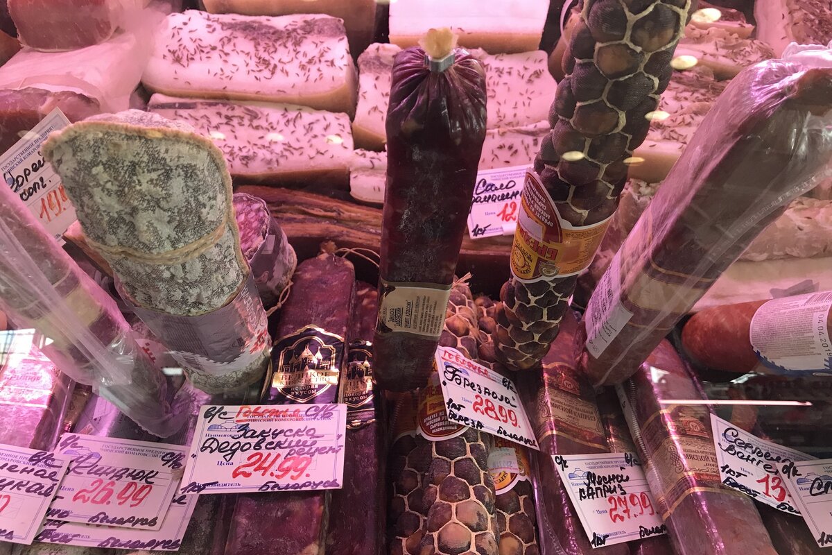 В мясном отделе. Цены – в белорусских рублях. Перевести в российские просто. За 1 бел. руб. дают около 30 рос. 