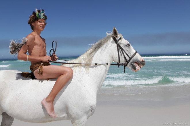 Как Вас представить Работал я как то в одной шибко серьезной финансовой компании. Был в компании отдел который работал непосредственно с VIP клиентам. А в этом отделе работала девушка, у которой чувство юмора оставляло желать лучшего (точнее там работало много девушек, но рассказ конкретно об этой). И вот как-то зайдя к ним в отдел, наблюдаю картину: эта девушка, назавем ее Маша, так вот Маша по телефону отвечает на звонок VIP клиента. По разговору понятно, что клиент спрашивает Машу, не могла бы она соеденить его с начальником отдела. Маша как и положено отвечает, да-конечно, а как Вас представить?.
А вот дальше немая сцена - все присутствующие в кабинете наблюдают как у Маши вытягивается лицо и она с остервенением набирает номер начальника отдела и дождавшись ответа бросает трубку. Затем повернувшись к присутствующим с ОРГОМНЫМ возмужением говорит
-"Я его (VIP клиента)спрашиваю, как Вас представить? А он мне - Ну представьте меня голым и на белом коне!" .....
Мы все плакали!!!!!!! причем с неделю!!!