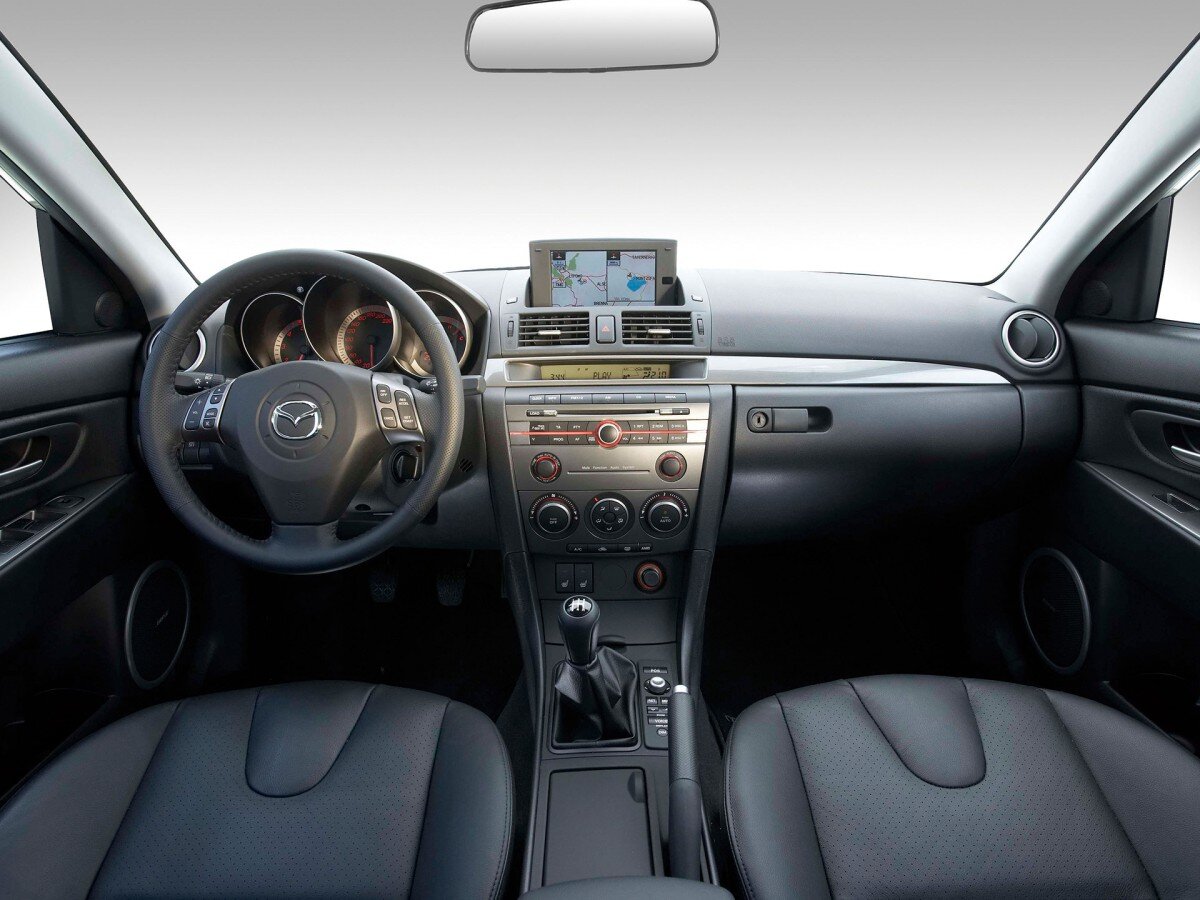 Салон Mazda 3 - это безукоризненная эргономика, стильный дизайн. Правда, качество отделочных материалов оставляет желать лучшего.