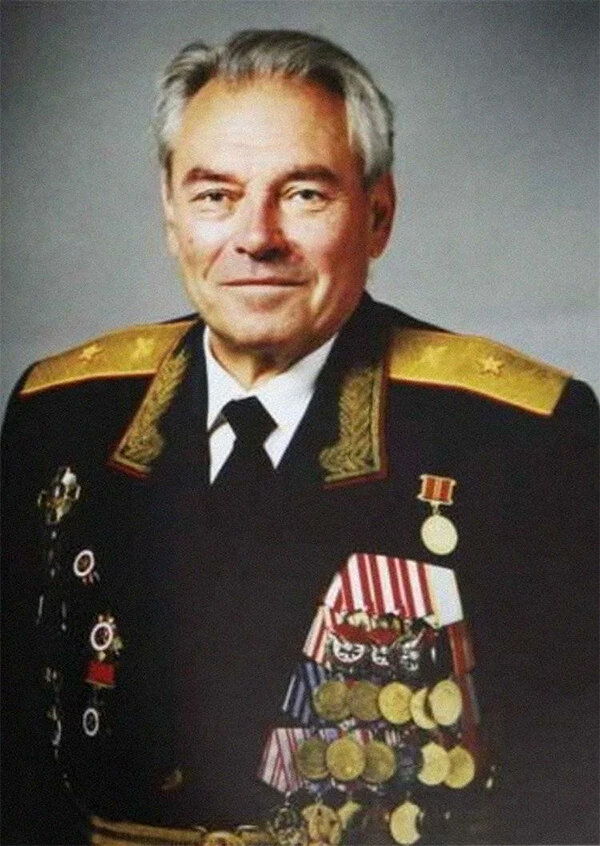 Познакомиться мне с генерал-майором Артемом Федоровичем Сергеевым помогли Леонид Иванович и Евгений Иванович Кульбацкие. Я очень рада была знакомству с этим неординарным человеком.  Родился Артем Федорович Сергеев 5 марта 1921 года в семье Сергеева Федора Андреевича – революционера, известного под подпольной кличкой «товарищ Артем». Отец погиб в железнодорожной катастрофе 24 июля 1921 года. После потери отца с годовалого возраста и до ухода в армию жил и воспитывался в семье Сталина, который, будучи другом отца, опекал его. В 1938 году окончил 10 классов 2-й Артиллерийской школы. Был солдатом, сержантом, старшиной, курсантом. 
В 1940 году окончил 2-е Ленинградское артиллерийское училище и стал офицером. Не знал большевик Артем испанских коммунистов Руиса и Долорес Ибаррури. Но их сыновья Артем Федорович Сергеев и Рубен Руис Ибаррури познакомились в дивизии после окончания училищ, и у них завязалась крепкая дружба.
И вот уже первый бой под Борисовом. Как вспоминает сам Артем Федорович, это была жесточайшая оборона. Сергеев и Ибаррури обороняли мост на шоссе Москва-Минск. За этот бой обоих наградили орденом Красного Знамени. Рубена ранило, а затем и Артема. Встретились они снова только в госпитале в Москве. Как-то лейтенант Сергеев предложил другу: «Давай, Рубен, сфотографируемся на память! Скоро разъедемся на фронт». Так в октябре 1941 года в трудной и напряженной обстановке в Москве два друга оставили о себе память. Никаких фотографий, конечно, им не сделали, т.к. шла подготовка к эвакуации. Но фотограф сжалился и, поискав в своих архивах, вручил им пленку. Поэтому и сохранилось это фото. 
В жарких боях у Волги оба дрались в разных частях армии Чуйкова. Храбрые, смелые офицеры быстро росли. Артем Сергеев стал начальником штаба артиллерийского полка, а Рубен Ибаррури – командиром стрелкового батальона. А вскоре ст. лейтенанта Ибаррури не стало: смертельно раненный в бою, он умер. Рубен умер, когда ему еще не исполнилось 22 года, но он до конца выполнил свой долг патриота-интернационалиста. 23 августа 1958 года Рубену Ибаррури посмертно было присвоено звание Героя Советского Союза. Он похоронен на Аллее героев в городе-герое Волгограде. 
В музее обороны города-героя хранятся портрет и комсомольский билет Рубена. Он погиб далеко от своей родины Испании. 
Из письма Д. Мануильского Долорес Ибаррури: «Посылаю тебе, дорогой товарищ Долорес, заключение, подписанное членом Военного совета Сталинградского фронта тов. Хрущевым, об отваге твоего сына и его героической смерти. Отважными действиями курсантов и огнем пулеметной роты, организованным Ибаррури, путь противнику был прегражден, и немецко-фашистские части не были допущены к станции Котлубань. Пулеметная рота учебного батальона, увлекаемая примером своего командира, проявила исключительный героизм в деле истребления живой силы и техники врага. В этом бою гвардии старший лейтенант тов. Рубен Ибаррури был смертельно ранен. У могилы своего славного командира бойцы поклялись отомстить за смерть своего боевого товарища. Пусть эта оценка послужит тебе, дорогой друг и товарищ, моральной поддержкой в постигшей тебя утрате. Ни Испания, ни наша страна не забудут имени твоего славного сына. Честь и слава твоему достойному сыну и его достойной матери, взрастившей и воспитавшей его».
Артем Сергеев всю войну прошел с боями. Участвовал в обороне Сталинграда, в Смоленской операции, в освобождении г. Смоленска и ряда населенных пунктов на Оршанском и Витебском направлениях. В ноябре 1943 года был назначен командиром 554-го армейского артиллерийского полка 63-й армии Западного фронта. 
За форсирование Днепра полк был награжден орденом Красного Знамени, а за освобождение г. Рогачева получил наименование Рогачевский. Участвовал в форсировании реки Вислы, в захвате и расширении Завислянского плацдарма, в штурме и овладении городом Кенигсбергом. День Победы 9 мая встретил в освобожденной Праге. 
После войны закончил две академии: Артиллерийскую и Генерального штаба. Награжден тремя орденами Красного Знамени, Жукова, Александра Невского, двумя орденами Красной Звезды и двумя орденами Отечественной войны I степени. Награжден медалями: «За боевые заслуги», «За оборону Москвы», «За оборону Сталинграда», «За освобождение Праги», «За взятие Кенигсберга». Является Почетным гражданином городов: Рогачев (Беларусь), Фатеж (Курская область), Артемовск, Светлогорск (Украина), Артем (Приморье), Ратибуж (Польша).
У Артема Федоровича и его жены Амайи (сестры Рубена Ибаррури) трое детей – два сына: Федор и Рубен и дочь Лола.
Умер Артем Федорович Сергеев 15 января 2008 года на 87-м году жизни.
После смерти Артема Федоровича Сергеева его родными музею были переданы документы, фотографии и личные вещи.