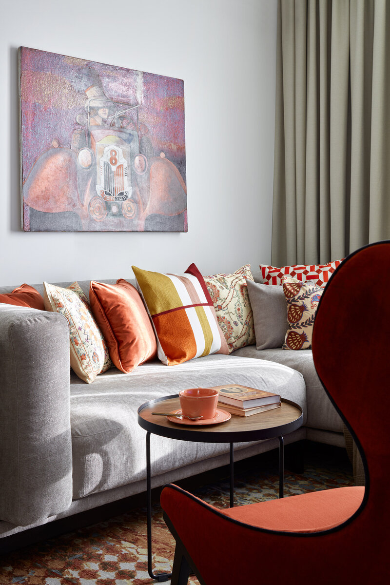 Фрагмент гостиной. Диван, The Idea; картина художника Эдуарда Абжинова, галерея SMART.